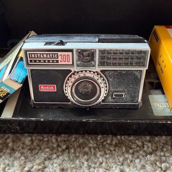 Vintage Kodak Instamatic 304 Camera - Picture 4 of 6